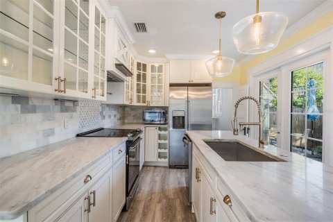Casa en venta en Tampa, Florida, 5 dormitorios, 188.78 m2 № 2227477 - foto 15