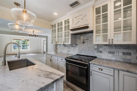 Casa en venta en Tampa, Florida, 5 dormitorios, 188.78 m2 № 2227477 - foto 17
