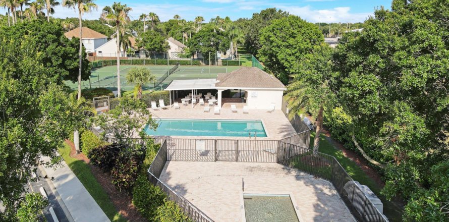 House in Palm City, Florida 4 bedrooms, 171.13 sq.m. № 1223678