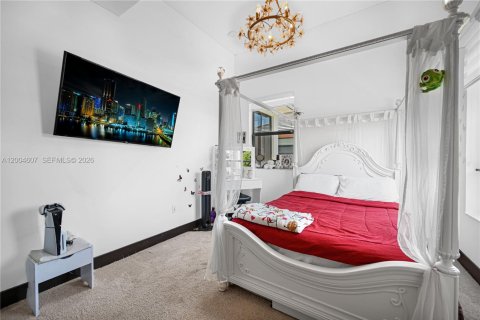 Casa en venta en Miami, Florida, 4 dormitorios, 241.27 m2 № 2068989 - foto 26