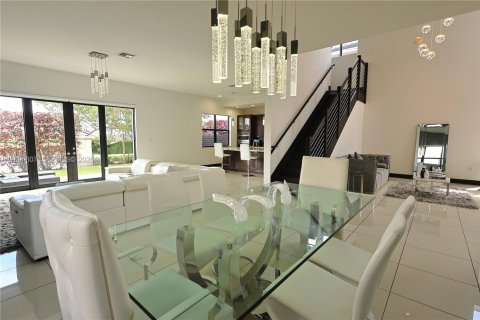 Купить виллу или дом в Майами, Флорида 4 спальни, 241.27м2, № 2068989 - фото 5