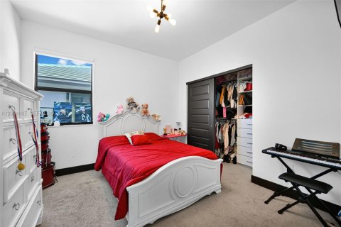 Casa en venta en Miami, Florida, 4 dormitorios, 241.27 m2 № 2068989 - foto 28