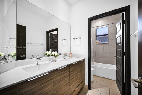 Casa en venta en Miami, Florida, 4 dormitorios, 241.27 m2 № 2068989 - foto 27