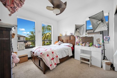 Casa en venta en Miami, Florida, 4 dormitorios, 241.27 m2 № 2068989 - foto 29