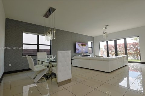 Купить виллу или дом в Майами, Флорида 4 спальни, 241.27м2, № 2068989 - фото 4