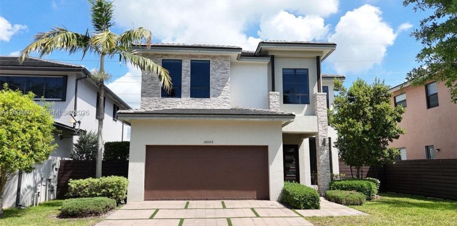 Дом в Майами, Флорида 4 спальни, 241.27м2 № 2068989