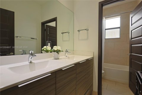 Купить виллу или дом в Майами, Флорида 4 спальни, 241.27м2, № 2068989 - фото 19