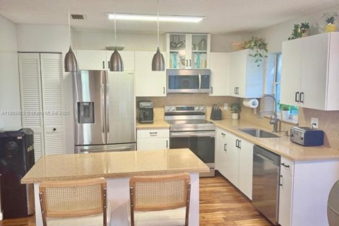Casa en venta en Pembroke Pines, Florida, 4 dormitorios, 202.06 m2 № 1945817 - foto 24
