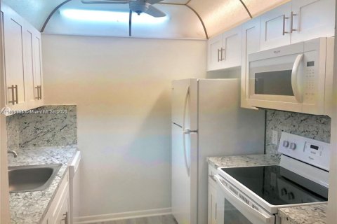 Condo in Pembroke Pines, Florida, 1 bedroom  № 2154004 - photo 7