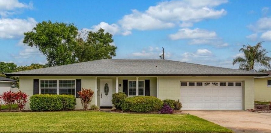 House in Orlando, Florida 3 bedrooms, 142.98 sq.m. № 1901583