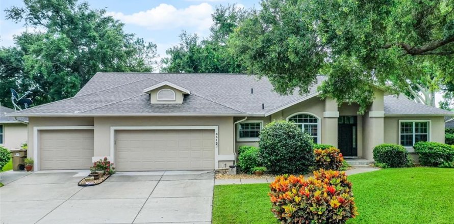 House in Clermont, Florida 4 bedrooms, 258.08 sq.m. № 1851204
