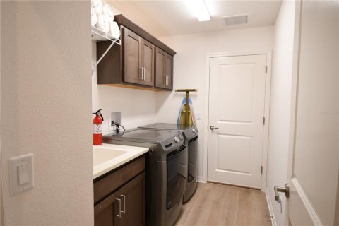 House in The Villages, Florida 3 bedrooms, 181.07 sq.m. № 2406398 - photo 14