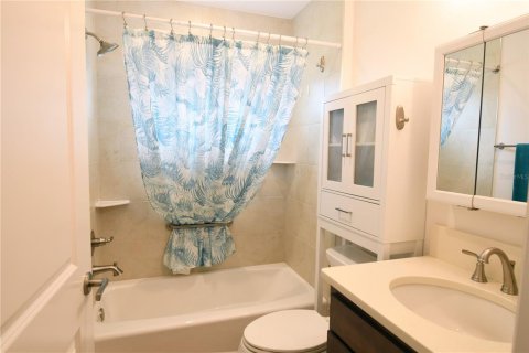 House in The Villages, Florida 3 bedrooms, 181.07 sq.m. № 2406398 - photo 13