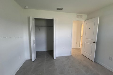 Снять в аренду виллу или дом в Форт Майерс, Флорида 4 спальни, 174.1м2, № 1922619 - фото 4