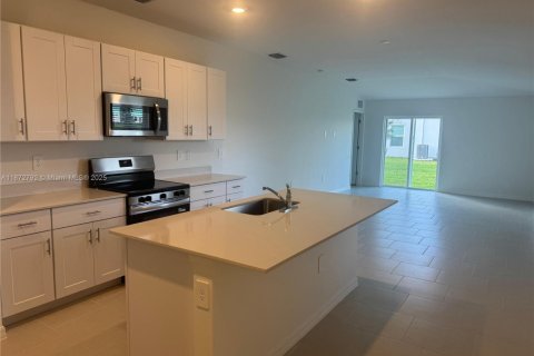 Снять в аренду виллу или дом в Форт Майерс, Флорида 4 спальни, 174.1м2, № 1922619 - фото 2