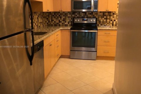 Condo in Hollywood, Florida, 2 bedrooms  № 2010565 - photo 4