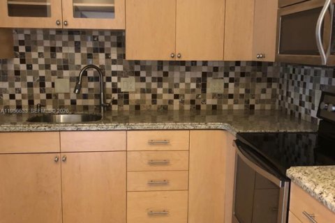 Condo in Hollywood, Florida, 2 bedrooms  № 2010565 - photo 2