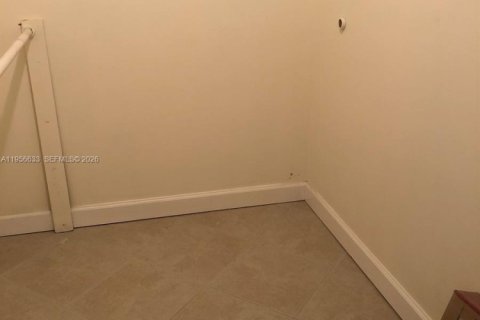 Condo in Hollywood, Florida, 2 bedrooms  № 2010565 - photo 11