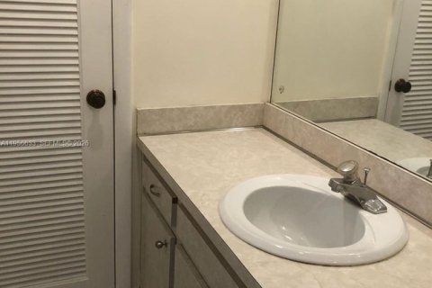 Condo in Hollywood, Florida, 2 bedrooms  № 2010565 - photo 9