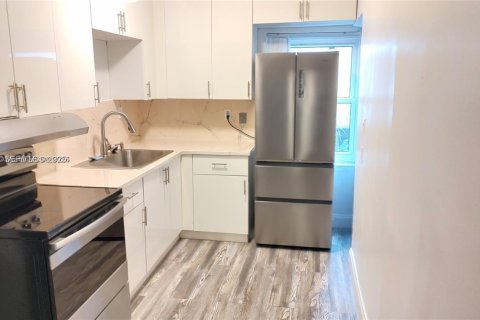 Casa en alquiler en Miami, Florida, 3 dormitorios, 140.38 m2 № 1989053 - foto 10