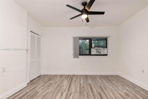 Casa en alquiler en Miami, Florida, 3 dormitorios, 140.38 m2 № 1989053 - foto 12