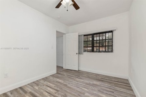 Casa en alquiler en Miami, Florida, 3 dormitorios, 140.38 m2 № 1989053 - foto 19