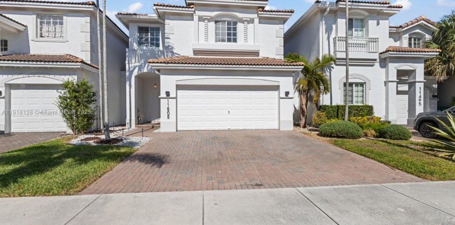 Кондоминиум с 4 спальнями в Дорал, Флорида № 1972986