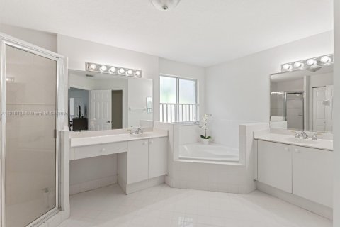 Купить кондоминиум в Дорал, Флорида 4 спальни, 195.56м2, № 1972986 - фото 17