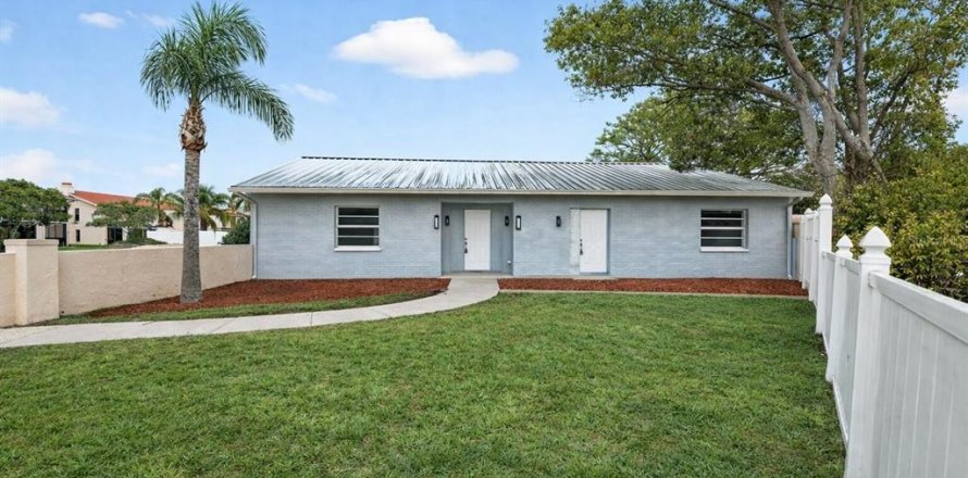 Commercial property in Port Richey, Florida 4 bedrooms, 199.18 sq.m. № 2101680
