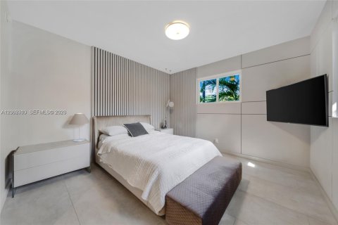 House in Miami, Florida 3 bedrooms, 181.9 sq.m. № 2067696 - photo 15