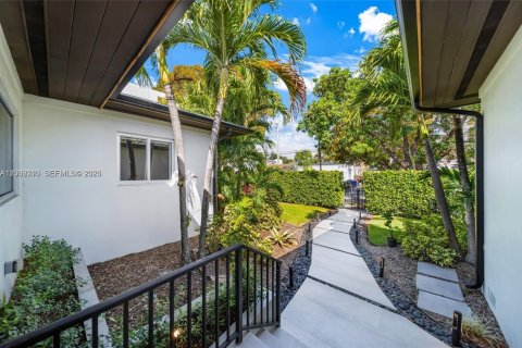 House in Miami, Florida 3 bedrooms, 181.9 sq.m. № 2067696 - photo 5