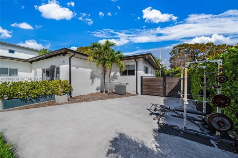 House in Miami, Florida 3 bedrooms, 181.9 sq.m. № 2067696 - photo 2