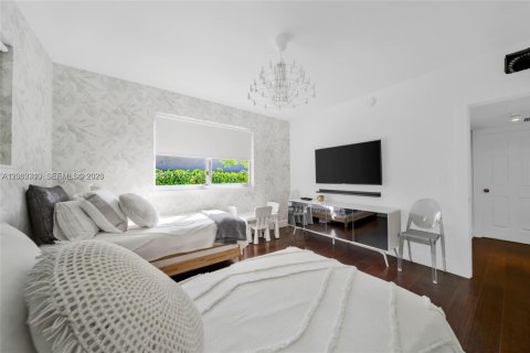House in Miami, Florida 3 bedrooms, 181.9 sq.m. № 2067696 - photo 13