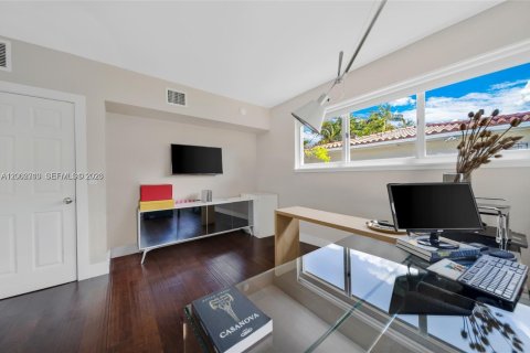 House in Miami, Florida 3 bedrooms, 181.9 sq.m. № 2067696 - photo 22