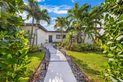 House in Miami, Florida 3 bedrooms, 181.9 sq.m. № 2067696 - photo 3