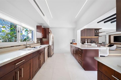 House in Miami, Florida 3 bedrooms, 181.9 sq.m. № 2067696 - photo 8