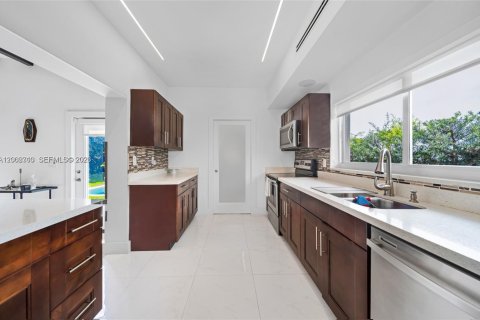House in Miami, Florida 3 bedrooms, 181.9 sq.m. № 2067696 - photo 7