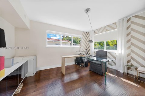 House in Miami, Florida 3 bedrooms, 181.9 sq.m. № 2067696 - photo 14