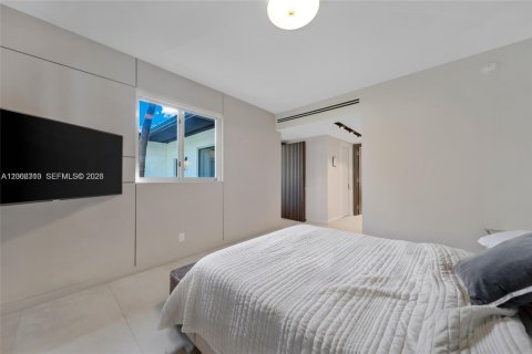 House in Miami, Florida 3 bedrooms, 181.9 sq.m. № 2067696 - photo 17