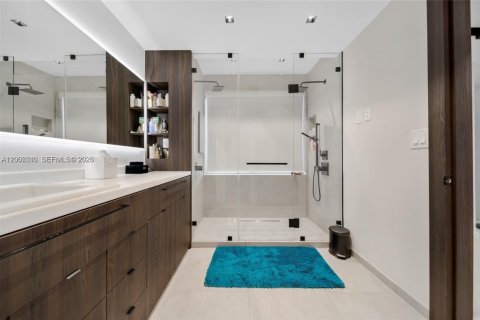 House in Miami, Florida 3 bedrooms, 181.9 sq.m. № 2067696 - photo 18