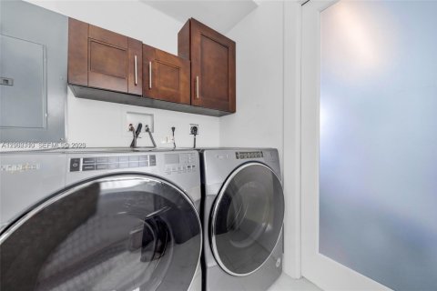 House in Miami, Florida 3 bedrooms, 181.9 sq.m. № 2067696 - photo 21