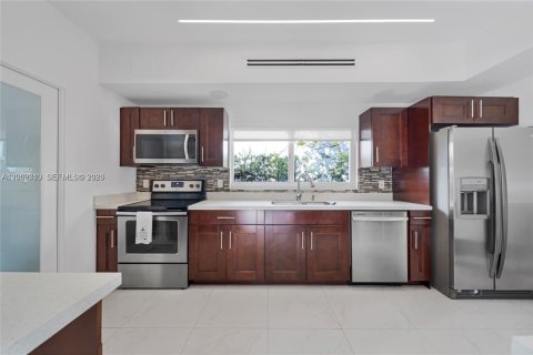 House in Miami, Florida 3 bedrooms, 181.9 sq.m. № 2067696 - photo 6