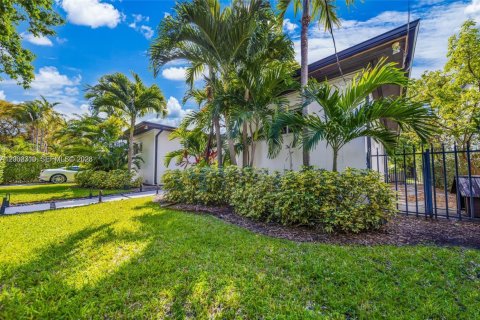 House in Miami, Florida 3 bedrooms, 181.9 sq.m. № 2067696 - photo 4