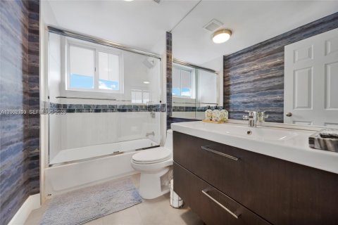 House in Miami, Florida 3 bedrooms, 181.9 sq.m. № 2067696 - photo 12