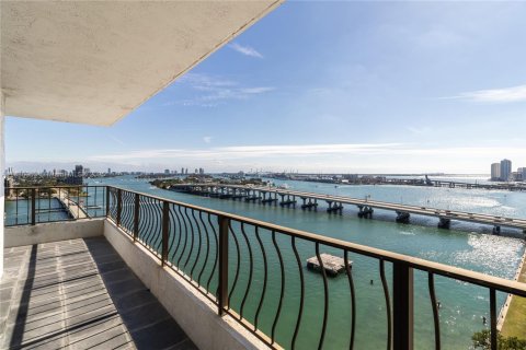Condo in Miami, Florida, 1 bedroom  № 1937239 - photo 27