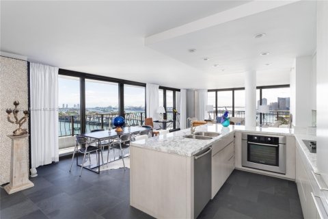 Condo in Miami, Florida, 1 bedroom  № 1937239 - photo 2