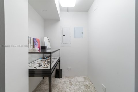 Condo in Miami, Florida, 1 bedroom  № 1937239 - photo 17