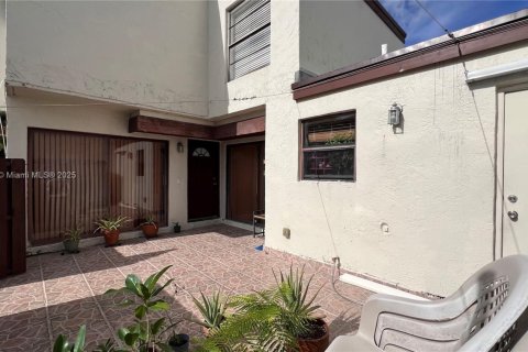 Condo in Miami, Florida, 2 bedrooms  № 1816535 - photo 5