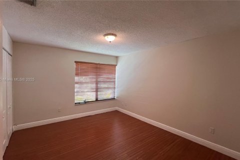 Condo in Miami, Florida, 2 bedrooms  № 1816535 - photo 11