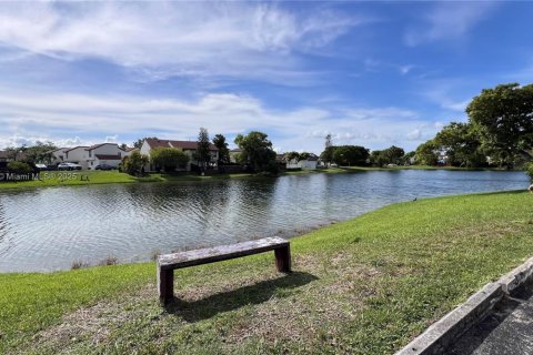 Condo in Miami, Florida, 2 bedrooms  № 1816535 - photo 9